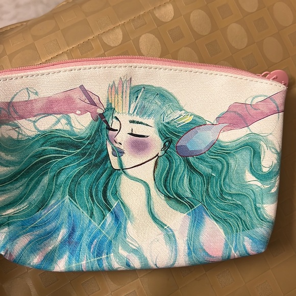Beauty Queen Makeup Bag - Picture 3 of 3